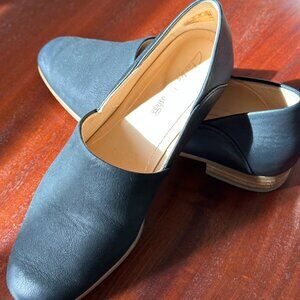 Gently Used Leather Clarks Flats (Size 8)